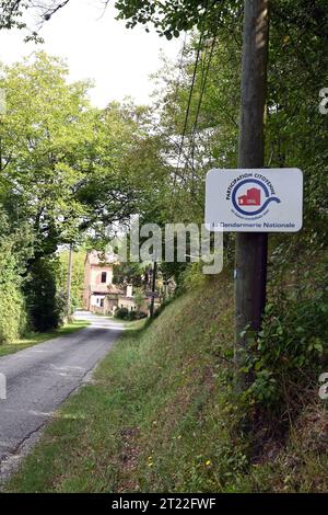 Un cartello stradale nella frazione di Urval, Dordogna, Francia, per dire che questo villaggio partecipa a uno schema simile al UK Neighbourhood Watch. Foto Stock