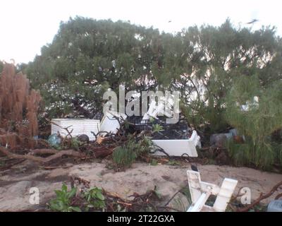 Vista dalla porta della tenda della cucina. Papahanumokuakea Marine National Monument e Laysan Island furono colpite dallo tsunami il 10 marzo circa alle 23:45. Le onde dello tsunami raggiunsero il campo del National Marine Fisheries Service (NMFS) in co-locazione con il FWS. Temi: Ambiente costiero; uccelli marini; uccelli migratori; ambienti tropicali; impatti atmosferici; rifugi faunistici; isole. Località: Isole del Pacifico. Fish and Wildlife Service Site: COMPLESSO DI RISERVA NATURALE NAZIONALE DELLE HAWAII E DELLE ISOLE DEL PACIFICO. Foto Stock