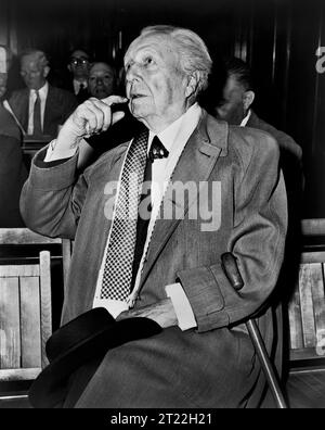 Frank Lloyd Wright (1867-1959), architetto, designer, scrittore ed educatore americano, ritratto di tre quarti, al Ravenna, New York World-Telegram e The Sun Newspaper Photography Collection, 1956 Foto Stock