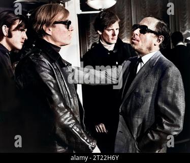 L'artista e regista americano Andy Warhol e il drammaturgo americano Tennessee Williams che parlano a bordo della SS France, James Kavallines, New York World-Telegram e The Sun Newspaper Photograph Collection, 1967 Foto Stock