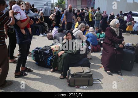 I palestinesi, alcuni con passaporti stranieri che sperano di attraversare l'Egitto e altri in attesa di aiuti, attendono i palestinesi di Rafah, altri con passaporti stranieri che sperano di attraversare l'Egitto e altri in attesa di aiuti, aspettano il passaggio di Rafah nella striscia meridionale di Gaza, il 16 ottobre 2023. Il bilancio delle vittime degli scioperi israeliani sulla Striscia di Gaza è salito a circa 2.750 dall'attacco mortale di Hamas al sud di Israele la settimana scorsa, il ministero della salute di Gaza ha dichiarato il 16 ottobre. Anche circa 9.700 persone sono rimaste ferite mentre Israele ha continuato la sua campagna aerea appassita contro obiettivi nell'enclave costiera palestinese, Foto Stock