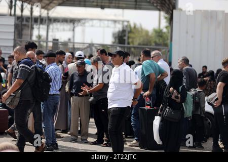 I palestinesi, alcuni con passaporti stranieri che sperano di attraversare l'Egitto e altri in attesa di aiuti, attendono i palestinesi di Rafah, altri con passaporti stranieri che sperano di attraversare l'Egitto e altri in attesa di aiuti, aspettano il passaggio di Rafah nella striscia meridionale di Gaza, il 16 ottobre 2023. Il bilancio delle vittime degli scioperi israeliani sulla Striscia di Gaza è salito a circa 2.750 dall'attacco mortale di Hamas al sud di Israele la settimana scorsa, il ministero della salute di Gaza ha dichiarato il 16 ottobre. Anche circa 9.700 persone sono rimaste ferite mentre Israele ha continuato la sua campagna aerea appassita contro obiettivi nell'enclave costiera palestinese, Foto Stock