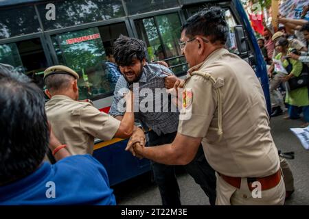 Nuova Delhi, India. 16 ottobre 2023. La polizia tiene un manifestante dai partiti di sinistra dell'India durante una manifestazione anti-Israele a Jantar Mantar a nuova Delhi. I manifestanti si radunano a nuova Delhi, dopo gli attacchi terroristici del 7 ottobre da parte di Hamas, ciò ha portato Israele a imporre un blocco totale sulla Striscia di Gaza e a esortare i residenti nella parte settentrionale della regione a trasferirsi a sud delle zone umide di Wadi Gaza. Credito: SOPA Images Limited/Alamy Live News Foto Stock