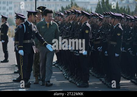 Sasebo, Giappone. 16 ottobre 2023. Il ministro della difesa Minoru Kihara riceve il saluto della guardia d'onore a Camp Ainoura a Sasebo, nella prefettura di Nagasaki, in Giappone, lunedì 16 ottobre 2023. Foto di Keizo Mori/UPI Credit: UPI/Alamy Live News Foto Stock