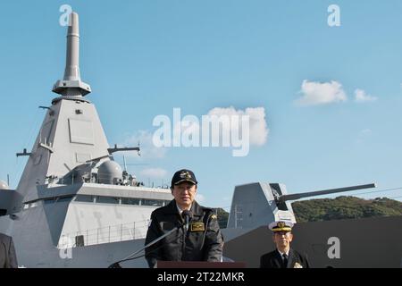 Sasebo, Giappone. 16 ottobre 2023. Il ministro della difesa giapponese Minoru Kihara (L) tiene una conferenza stampa dopo aver ispezionato la classe Mogami Frigate JS Mikuma FFM-4 a Sasebo, nella prefettura di Nagasaki, in Giappone, lunedì 16 ottobre 2023. Foto di Keizo Mori/UPI Credit: UPI/Alamy Live News Foto Stock