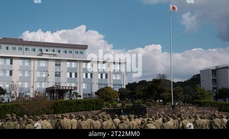 Sasebo, Giappone. 16 ottobre 2023. Il ministro della difesa Minoru Kihara dà istruzioni a un membro della Brigata di dispiegamento rapido anfibio, forza di autodifesa terrestre del Giappone a Camp Ainoura a Sasebo, prefettura di Nagasaki, Giappone, lunedì 16 ottobre 2023. Foto di Keizo Mori/UPI Credit: UPI/Alamy Live News Foto Stock