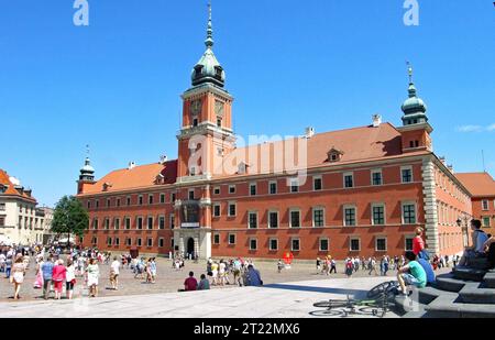 Archivio 24052014, Warschau: Altstadt mit Schlossplatz und Sigismundsaeule von 1644, Die an die Verlegung der polnischen Hauptstadt von Krakau nach Warschau im Jahr 1596 erinnert. AM gestrigen Sonntag, 15.10.2023 Hat Polen gewaehlt *** Archivio 24052014, Varsavia città Vecchia con Piazza del Castello e colonna Sigismunds dal 1644, che commemora il trasferimento della capitale polacca da Cracovia a Varsavia nel 1596 ieri, domenica 15 10 2023 la Polonia ha eletto credito: Imago/Alamy Live News Foto Stock