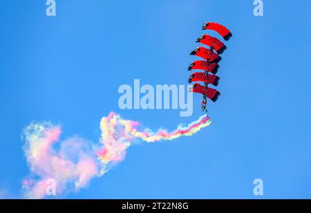 Seongnam, Corea del Sud. 16 ottobre 2023. Le truppe sudcoreane si esibiscono durante un evento del Media Day per la Seoul International Aerospace and Defense Exhibition (ADEX) 2023 presso la base aerea di Seongnam, a sud di Seul. Gli organizzatori hanno annunciato che la Seoul International Aerospace and Defense Exhibition (ADEX) 2023 aprirà presso la base aerea di Seongnam dal 17 al 22 ottobre e che parteciperanno 550 aziende da 35 paesi. (Foto di Kim Jae-Hwan/SOPA Image/Sipa USA) credito: SIPA USA/Alamy Live News Foto Stock