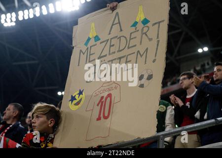 BUDAPEST, UNGHERIA - 14 OTTOBRE: Tifoso ungherese con una bacheca per Dominik Szoboszlai (non in foto) la partita di qualificazione europea UEFA EURO 2024 Foto Stock