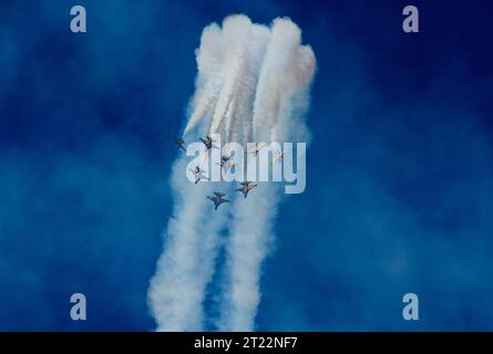 Seongnam, Corea del Sud. 16 ottobre 2023. Il team sudcoreano di aerobica Black Eagles esegue un'esibizione durante un evento del Media Day per la Seoul International Aerospace and Defense Exhibition (ADEX) 2023 presso la base aerea di Seongnam, a sud di Seul. Gli organizzatori hanno annunciato che la Seoul International Aerospace and Defense Exhibition (ADEX) 2023 aprirà presso la base aerea di Seongnam dal 17 al 22 ottobre e che parteciperanno 550 aziende da 35 paesi. (Foto di Kim Jae-Hwan/SOPA Image/Sipa USA) credito: SIPA USA/Alamy Live News Foto Stock