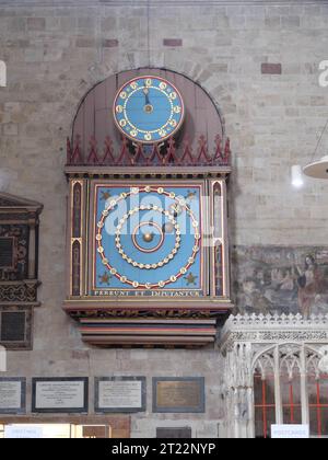 Storico orologio celeste per sole e luna nella cattedrale di Winchester nell'Hampshire Foto Stock