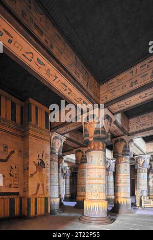 Il tempio egiziano, con alte colonne e disegni intricati, ospita sculture di Hathor. Le pareti e il soffitto sono pieni di geroglifici. La foto sh Foto Stock