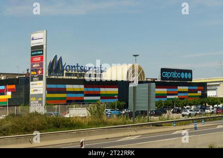 Abrera, Spagna - 15 maggio 2023: Centro commerciale Montserrat, cartello con logo sulla facciata. Foto Stock