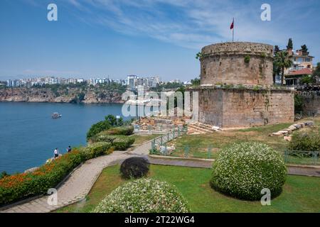 Antica Torre del Castello (Hidirlik) nella città vecchia di Kaleici, Antalya, costa mediterranea, Turchia meridionale Foto Stock