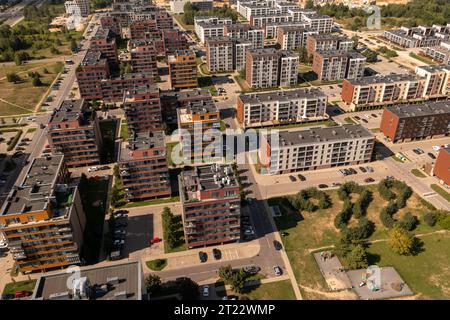 Fotografia con droni di nuovi condomini multipiano in una città durante le giornate di sole estive Foto Stock