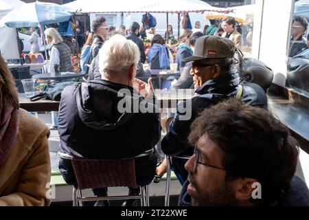 Mercato di Portobello Road, gente nel bar, quartiere di Notting Hill, West London, Inghilterra, Regno Unito Foto Stock