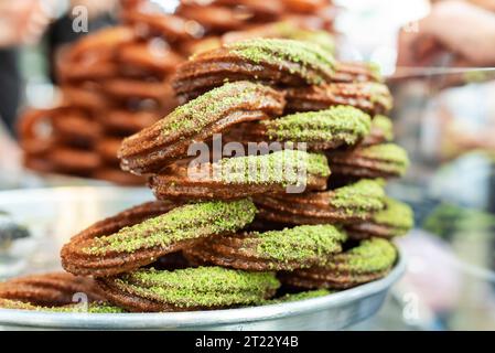 Dessert tradizionali turchi a forma di anello con pistacchi verdi su un vassoio di gary in una festa gastronomica nella città di Adana, da vicino Foto Stock