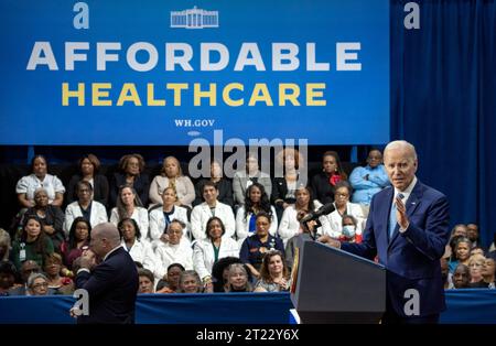 Il presidente Joe Biden fa osservazioni sulla protezione dell'accesso all'assistenza sanitaria a prezzi accessibili, martedì 28 febbraio 2023, presso il Kempsville Recreation Center di Virginia Beach, Virginia. Foto Stock