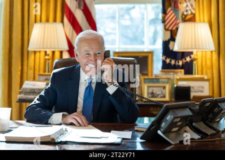 Il presidente Joe Biden parla al telefono con il primo ministro indiano Narendra modi, martedì 14 febbraio 2023, nell'Ufficio ovale. Foto Stock