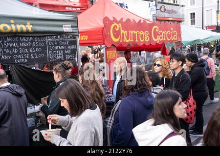 Mercato di Portobello Road, visitatori, bancarelle alimentari nel quartiere di Notting Hill, West London, Regno Unito Foto Stock