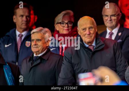 Oslo, Norvegia, 15 ottobre 2023. Il re norvegese Harald (a destra) presente alla partita di qualificazione per l'Euro 2024 tra Norvegia e Spagna allo stadio Ullevål di Oslo. Crediti: Frode Arnesen/Alamy Live News Foto Stock