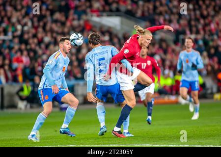 Oslo, Norvegia, 15 ottobre 2023. Lo spagnolo Robin le Normand ferma il norvegese Erling Braut Haaland nella partita di qualificazione di Euro 2024 tra Norvegia e Spagna allo stadio Ullevål di Oslo. Crediti: Frode Arnesen/Alamy Live News Foto Stock