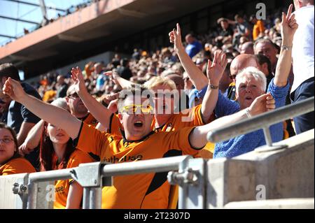 I tifosi dei lupi festeggiano la promozione Sky Bet Football League One - Wolverhampton Wanderers contro Rotherham United 18/04/2014 Foto Stock