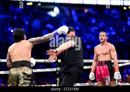 Manchester, Regno Unito. Dillon Danis tenta di abbattere Logan Paul durante l'evento di pugilato prime Card alla Manchester Arena. Paul ha vinto per squalifica. Credito: Benjamin Wareing/ Alamy Live News Foto Stock