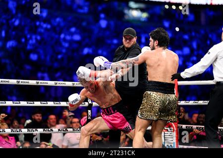 Manchester, Regno Unito. Dillon Danis tenta di abbattere Logan Paul durante l'evento di pugilato prime Card alla Manchester Arena. Paul ha vinto per squalifica. Credito: Benjamin Wareing/ Alamy Live News Foto Stock