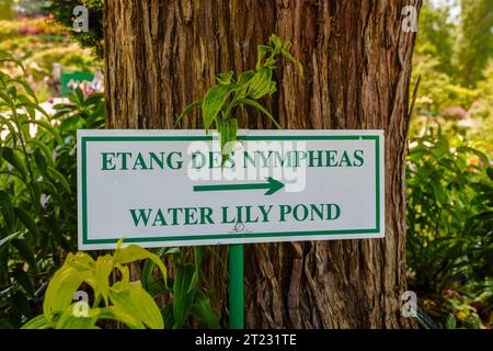 Cartello con indicazioni per l'iconico stagno di ninfee a Giverny, il giardino del pittore impressionista francese Claude Monet, Normandia, Francia settentrionale Foto Stock