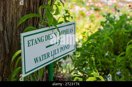 Cartello con indicazioni per l'iconico stagno di ninfee a Giverny, il giardino del pittore impressionista francese Claude Monet, Normandia, Francia settentrionale Foto Stock