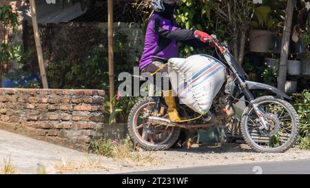 Pinrang Indonesia, 16 ottobre 2023: Taxi a motore, un veicolo di trasporto speciale per scortare il grano dei contadini dalle risaie, durante il giorno a Maso Foto Stock