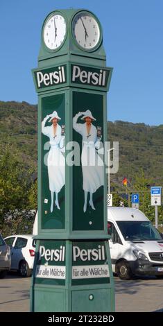 Werbesäule des Henkel-Konzerns für das Waschmittel Persil a Boppard am Rhein Rheinland-Pfalz. Die sogenannte Persiluhr zeigt ein Werbemotiv mit der legendären Weißen Dame, das 1922 für die Persil-Reklame eingeführt wurde. *** Pilastro pubblicitario del gruppo Henkel per il detersivo Persil a Boppard sul Reno Renania Palatinato la cosiddetta Persiluhr mostra un motivo pubblicitario con la leggendaria signora Bianca, che è stata introdotta nel 1922 per Persil Advertising Credit: Imago/Alamy Live News Foto Stock