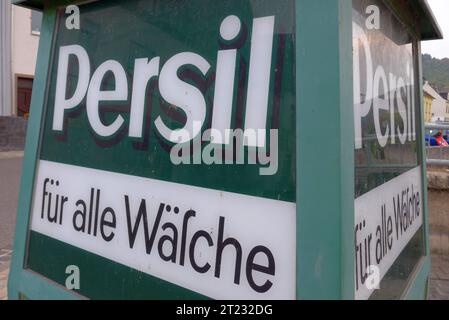 Werbesäule des Henkel-Konzerns für das Waschmittel Persil a Boppard am Rhein Rheinland-Pfalz. Die sogenannte Persiluhr zeigt ein Werbemotiv mit der legendären Weißen Dame, das 1922 für die Persil-Reklame eingeführt wurde. *** Pilastro pubblicitario del gruppo Henkel per il detersivo Persil a Boppard sul Reno Renania Palatinato la cosiddetta Persiluhr mostra un motivo pubblicitario con la leggendaria signora Bianca, che è stata introdotta nel 1922 per Persil Advertising Credit: Imago/Alamy Live News Foto Stock