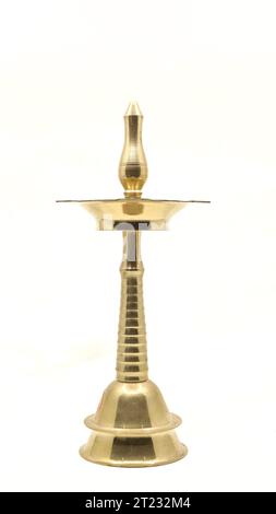 vecchia lampada a stoppino d'olio d'epoca o vilakku in ottone dorato utilizzato nei templi e nei luoghi di culto tradizionalmente isolati su uno sfondo bianco Foto Stock