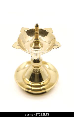 una lampada a olio d'ottone d'epoca dal design tradizionale unico, usata per la celebrazione del tempio e i rituali dei festival, chiamata anche diya, vilakku o samai Foto Stock
