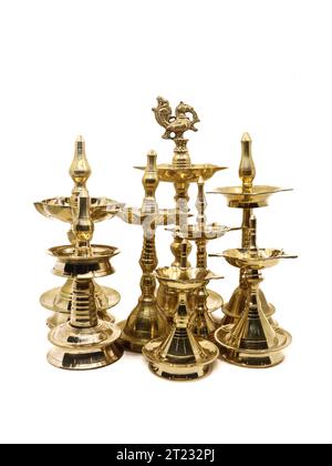 una collezione di rari manufatti antichi a lampade a olio di diverse dimensioni realizzati in forme tradizionali e con design in ottone dorato isolato Foto Stock