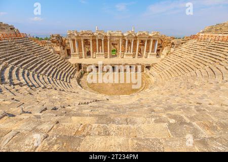 Il teatro ben conservato di Hierapolis, a Pamukkale, in Turchia, era un'attrazione significativa all'interno dell'antica città. Grazie alla sua straordinaria capacità, la Foto Stock