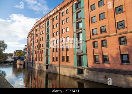 Edifici a lato del canale, Nottingham e Beeston Canal, centro città di Nottingham Foto Stock