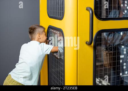 Bambino che studia fisica ed elettricità nel museo della scienza Foto Stock