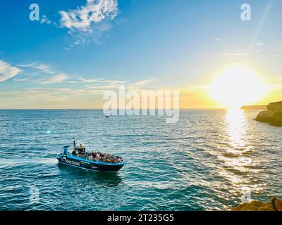 Barca turistica che visita le grotte di Algar Seco, Algarve, Portogallo Foto Stock