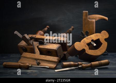 STILL Life con vecchi utensili di carpenteria , piani da banco del falegname, Foto Stock