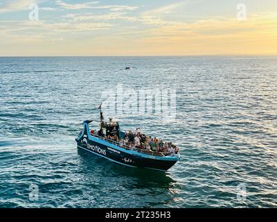 Barca turistica che visita le grotte di Algar Seco, Algarve, Portogallo Foto Stock