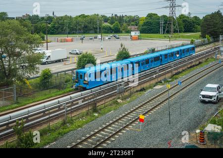 15 giugno 2022 - treno Blue Rapid System che passa attraverso l'area di Scarborough, Ontario, Canada Foto Stock