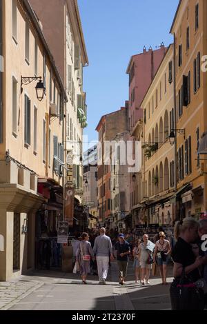 Corsica, Ajaccio, rue Cardinal Fesch: Gente del posto e turisti si mescolano in un pomeriggio soleggiato in primavera lungo questa vivace strada pedonale per lo shopping. Foto Stock