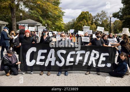 I manifestanti contro la prevista incursione israeliana a Gaza manifestano fuori dalla Casa Bianca a Washington, DC, USA. 16 ottobre 2023. Israele è sul punto di invadere il piccolo territorio dopo che i militanti di Hamas sono entrati in Israele il 7 ottobre, massacrando più di 1400 israeliani e prendendo in ostaggio altre 199 persone. Credito: Abaca Press/Alamy Live News Foto Stock