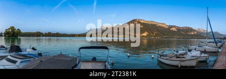 Le rive del lago di Annecy e le montagne illuminate dal sole all'ora d'oro, in alta Savoia, Francia Foto Stock