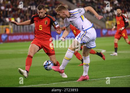 Bruxelles, Belgio. 16 ottobre 2023. Il belga Jan Vertonghen e la svedese Dejan Kulusevski combattono per la palla durante una partita di calcio tra la nazionale belga Red Devils e la Svezia, domenica 15 ottobre 2023 a Bruxelles, partita 7/8 nel gruppo F delle qualifiche Euro 2024. BELGA PHOTO VIRGINIE LEFOUR Credit: Belga News Agency/Alamy Live News Foto Stock