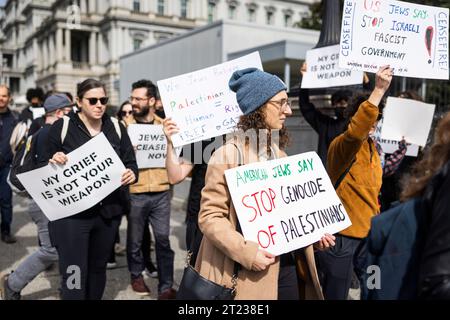 I manifestanti contro la prevista incursione israeliana a Gaza manifestano fuori dalla Casa Bianca a Washington, DC, USA. 16 ottobre 2023. Israele è sul punto di invadere il piccolo territorio dopo che i militanti di Hamas sono entrati in Israele il 7 ottobre, massacrando più di 1400 israeliani e prendendo in ostaggio altre 199 persone. Credito: SIPA USA/Alamy Live News Foto Stock