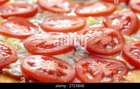 pizza vegetariana con pomodori sulla pizza da vicino Foto Stock